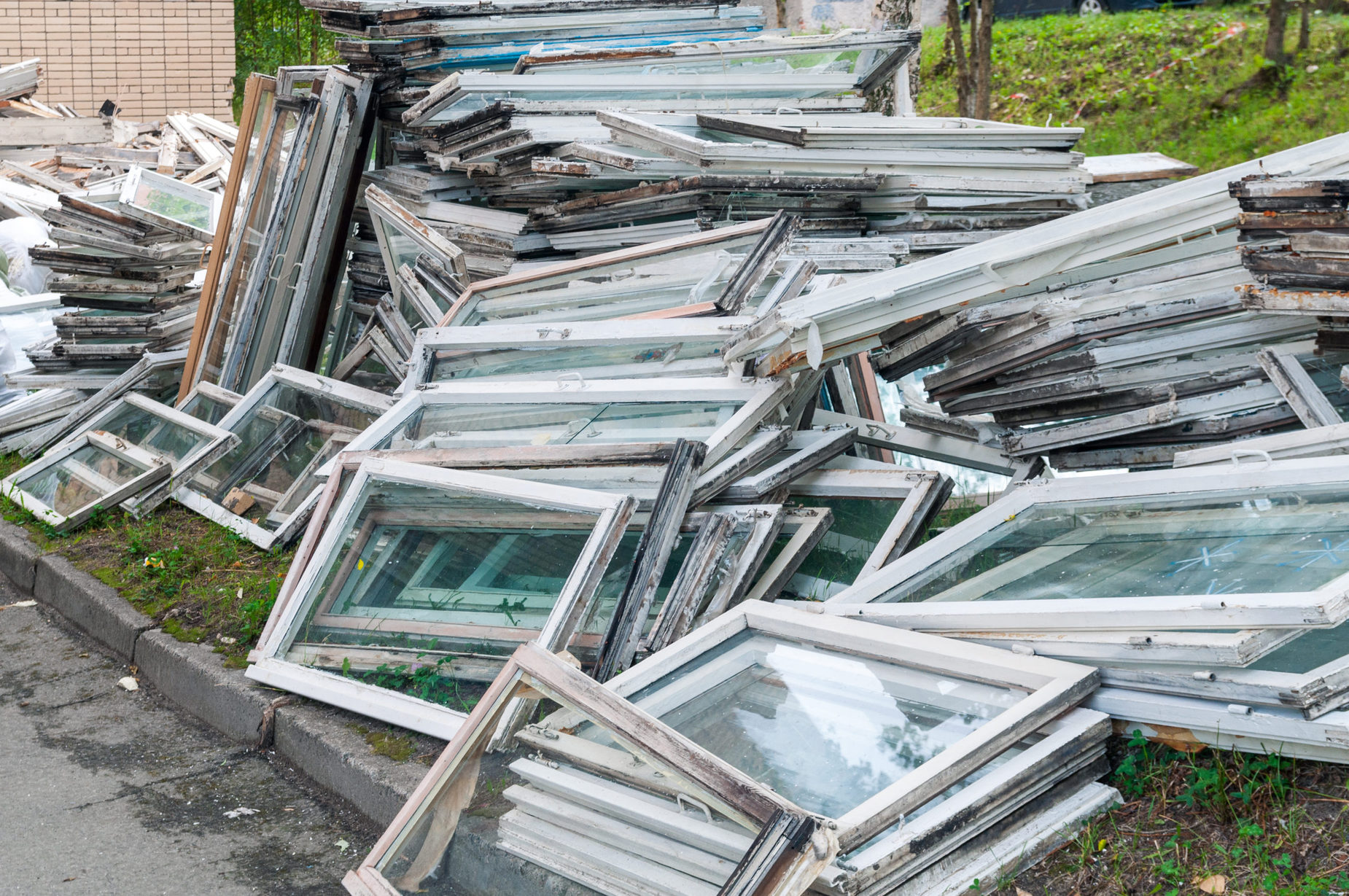 Lots,Of,Old,Window,Frames,Uninstalled,For,Replacement