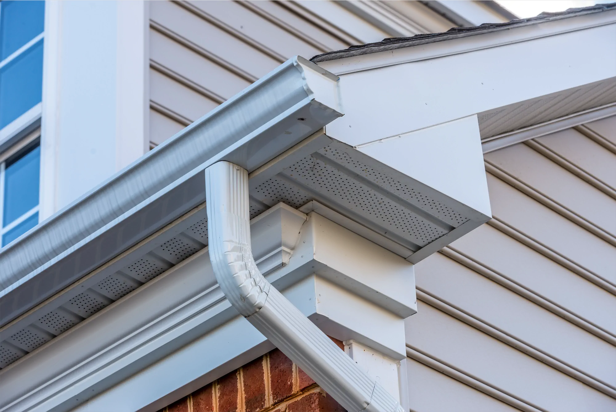 Aluminum Vs. Vinyl Gutters – Pros and Cons